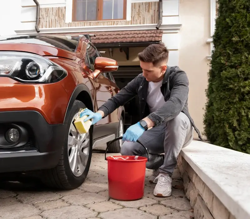 Lavage auto à domicile Fontenay-le-Vicomte : professionnel intervenant sur un véhicule